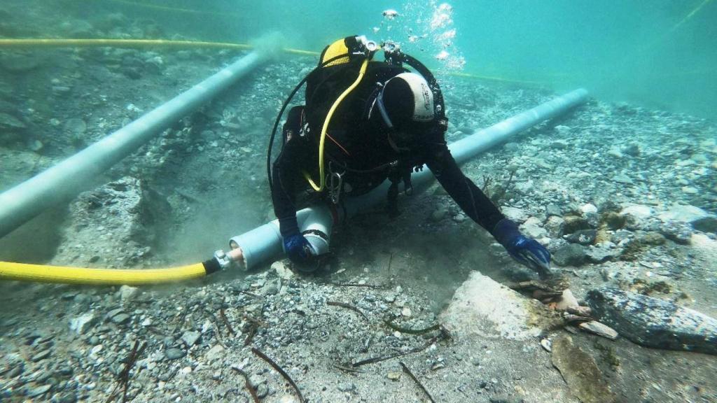 Uno de los buceadores desempolvando los objetos fenicios.
