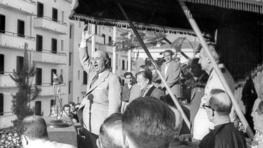 Franco dando un discurso en Éibar en1949.