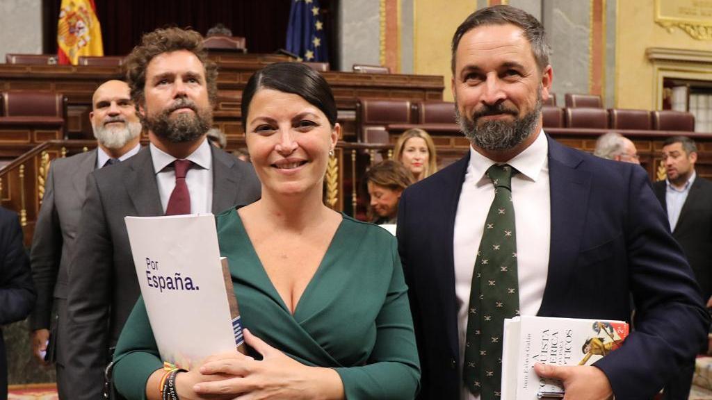 El líder de Vox con un ejemplar de 'La conquista de América contada para escépticos', de Juan Eslava Galán.