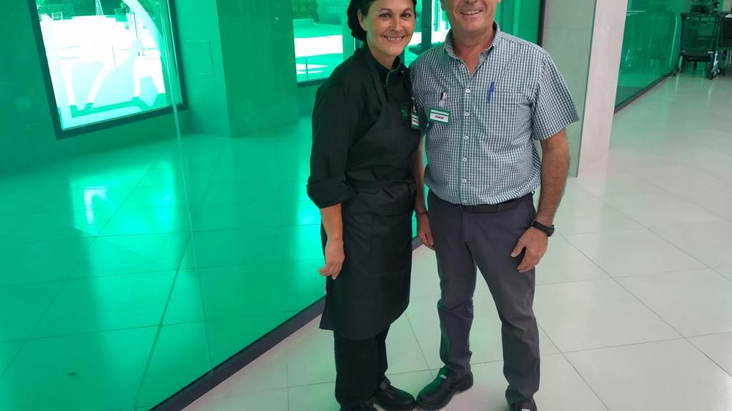 Esmeralda Soriano, está empleada en la sección 'Listo para comer', y su marido, Jorge García, trabaja en caja.