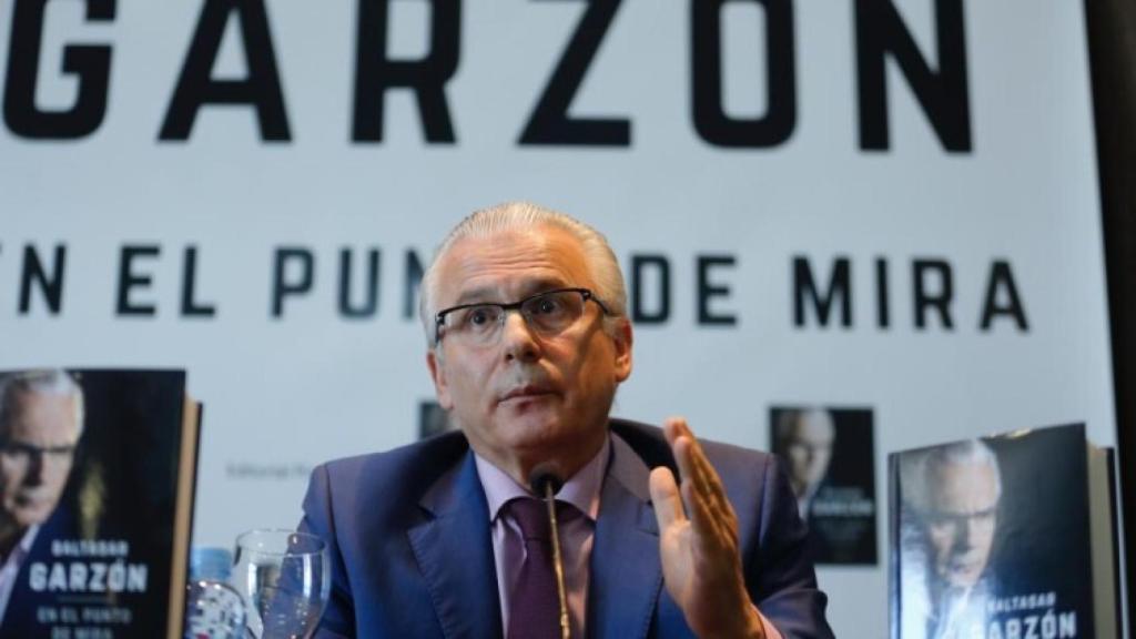 Baltasar Garzón presenta uno de sus muchos libros.