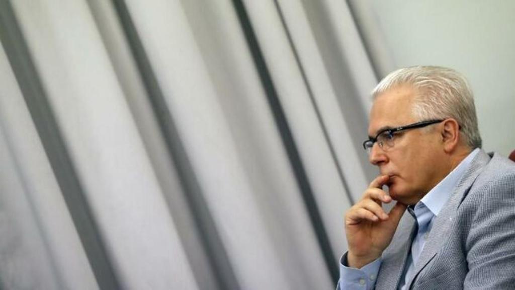 Baltasar Garzón escucha en una de sus muchas conferencias internacionales.