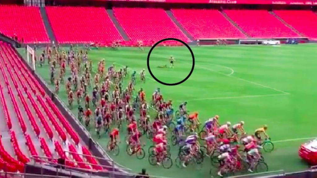 Se baja de la bici para tirar un penalti en San Mamés