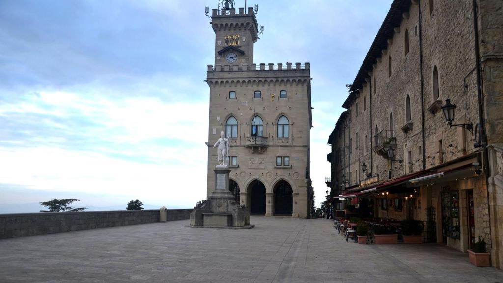 Piazza della Libertà, con el Palazzo Pubblico de fondo y la  Estatua de la Libertad al frente.