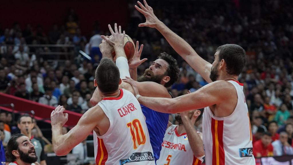 Claver y Marc Gasol defendiendo a Datome durante el Mundial de China