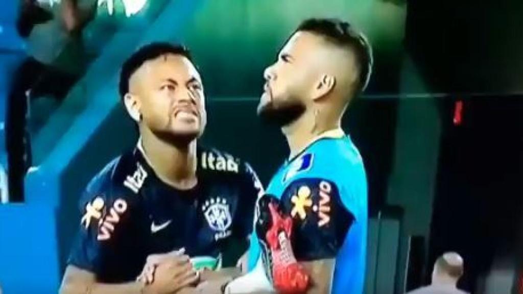 Neymar, Alves y el insecto volador