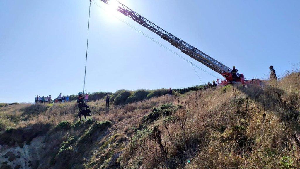Los bomberos de A Coruña rescatan a un perro en la zona de la Torre de Hércules