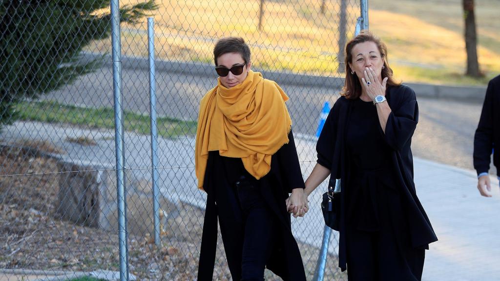 Lola, la hermana de Blanca Fernández Ochoa, saluda a los medios a su entrada a la capilla ardiente en Cerdedilla.