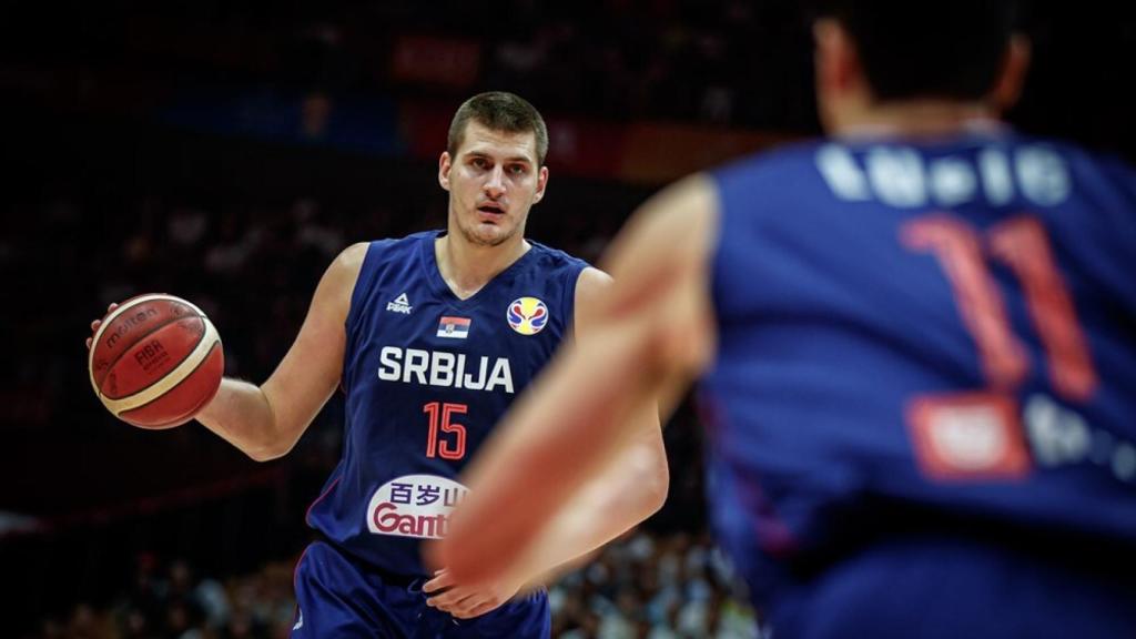 Jokic bota el balón durante el Mundial de China