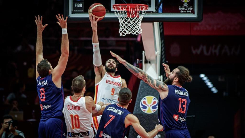 Ricky Rubio anotando durante el partido ante Serbia del Mundial de Rusia