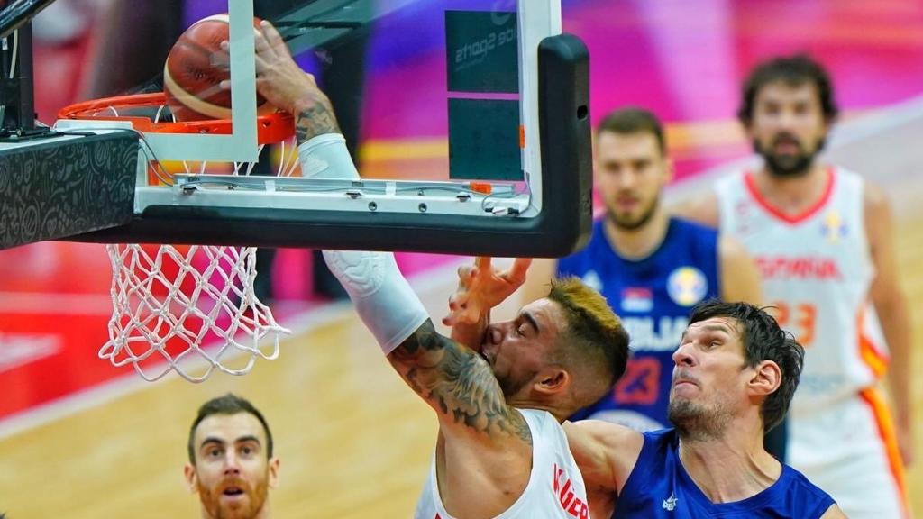 Willy Hernangómez machaca por encima de Marjanovic