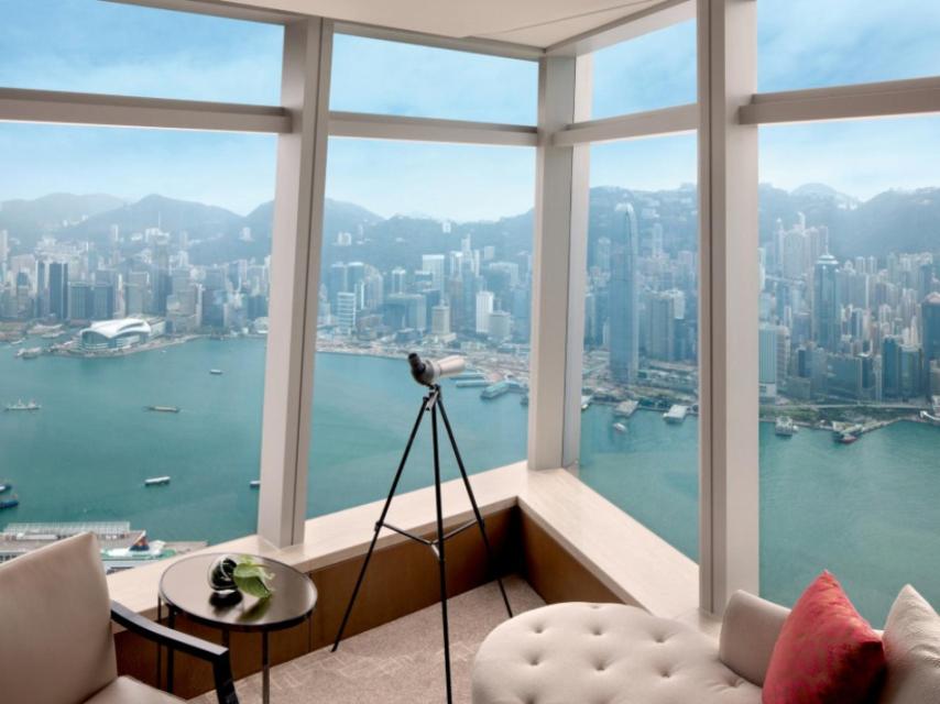 Deluxe Victoria Harbour Suite, cualquiera de las habitaciones se convierten en miradores de lujo.