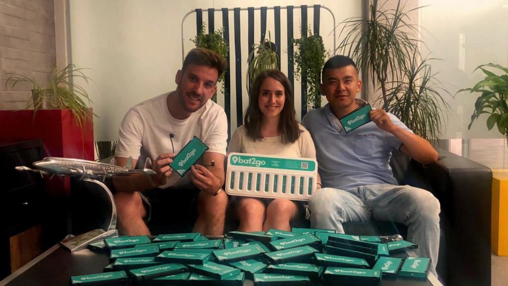 El equipo de Bat2go enseña su producto.