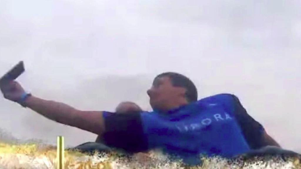 Samuel Kempf cogiendo el teléfono en el vídeo que se ha hecho viral