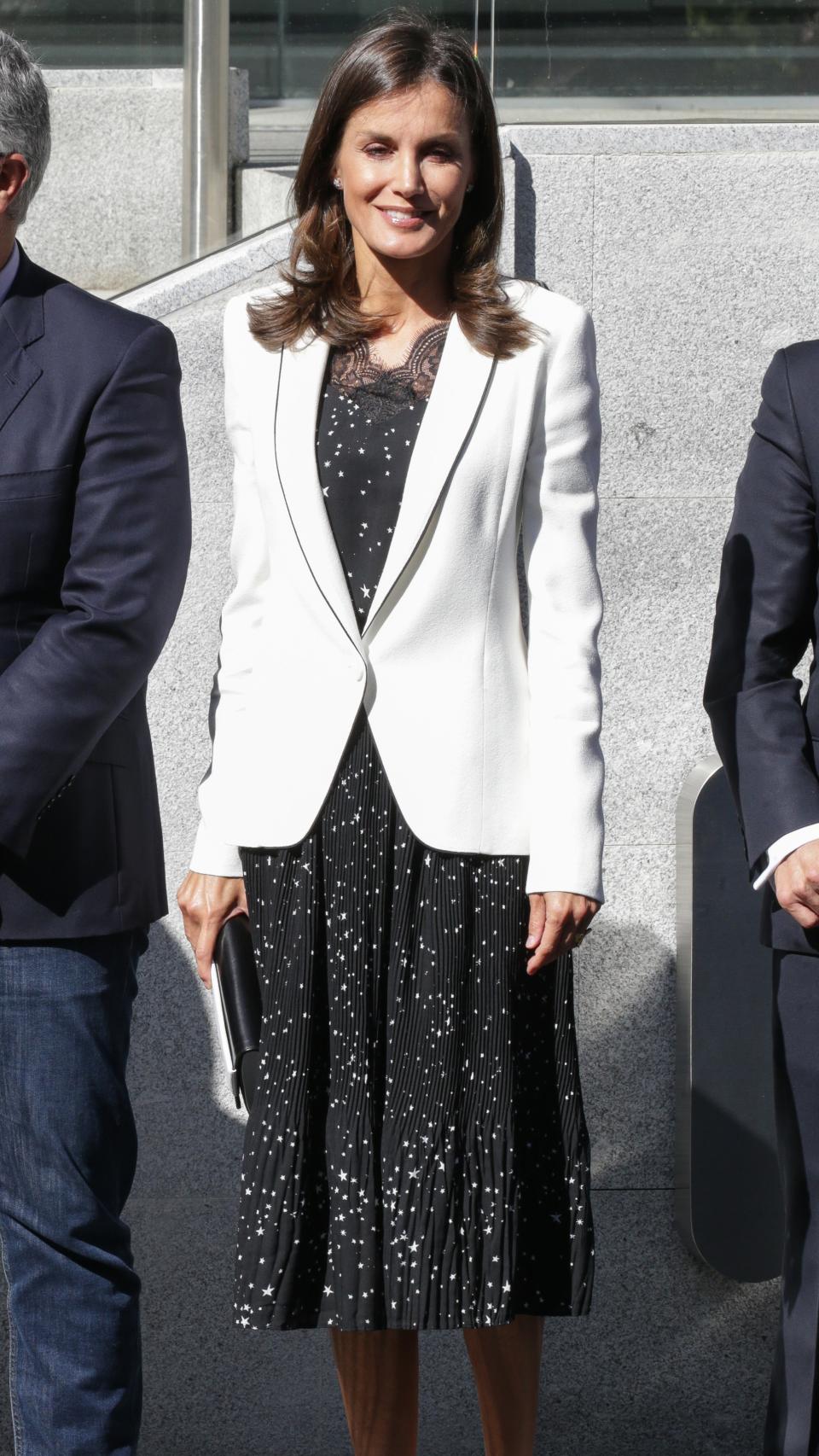 La reina ha lucido una americana blanca de Carolina Herrera.