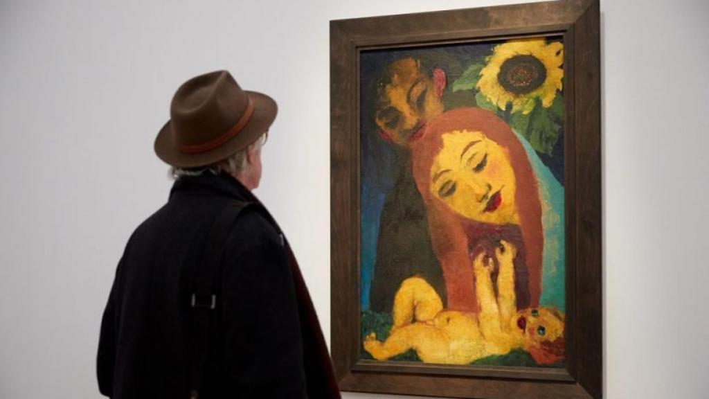 Un visitante observa la obra Familia de Emil Nolde en la exposición Emil Nolde. Una leyenda alemana.