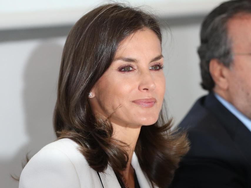 La reina Letizia ha vuelto a lucir los pendientes de estrella de Chanel.
