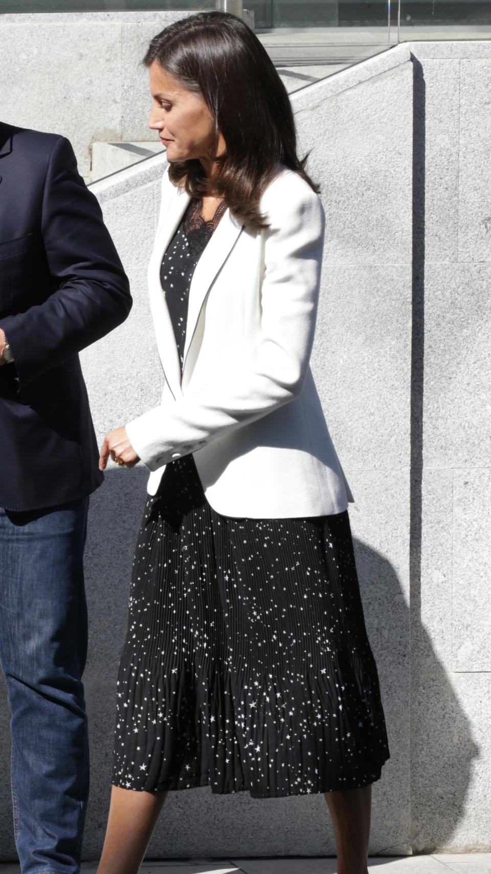 Letizia ha escogido un vestido negro de Carolina Herrera.