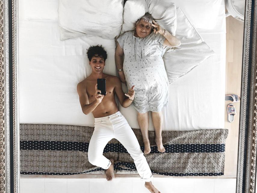 Daniel Illescas junto a su inseparable iaia Carmen.