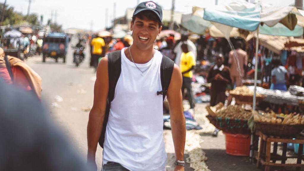 Illescar, en Mbita, hace un año, camino al colegio de la Asociación Índigo.