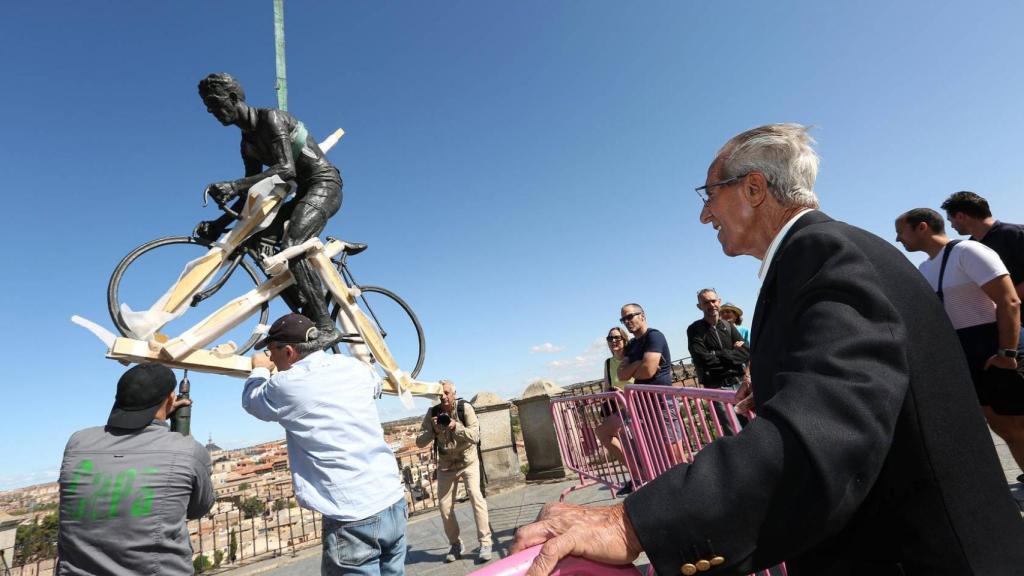Bahamontes observa la reinstalación de su escultura. Fotos: Ó. Huertas.