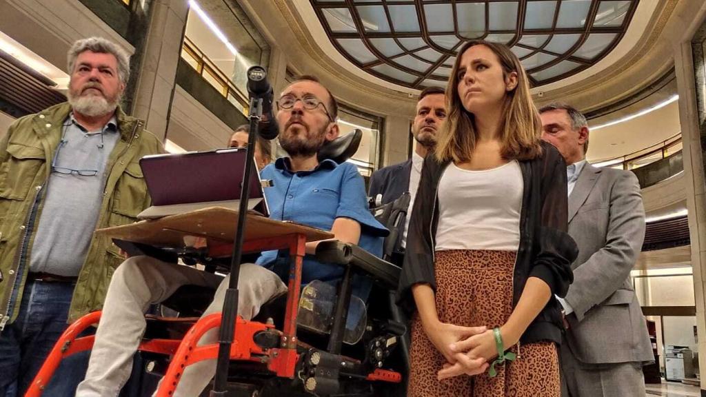 Juan López Uralde, Yolanda Díaz, Pablo Echenique, Jaume Asens, Ione Belarra y Enrique Santiago, a la salida de la reunión con el PSOE.
