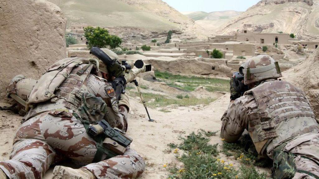 Imagen de dos francotiradores que Jesús Felipe le envió a la empresaria cuando se hacía pasar por un francotirador del Ejército.