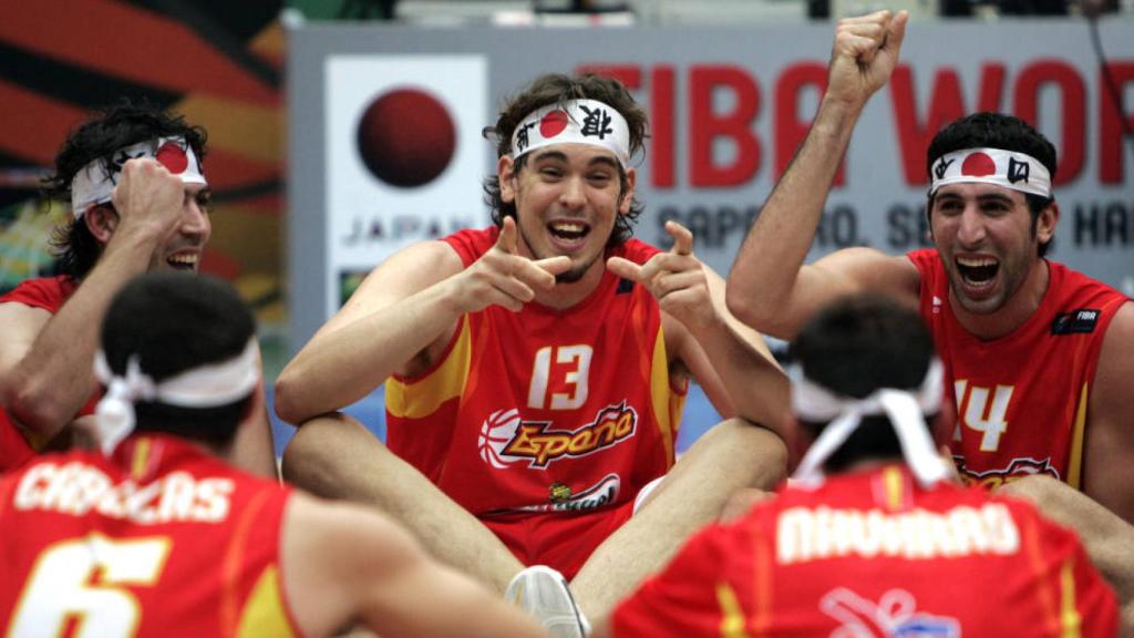 Marc Gasol celebrando el Mundial de Baloncesto de 2006 en Japón