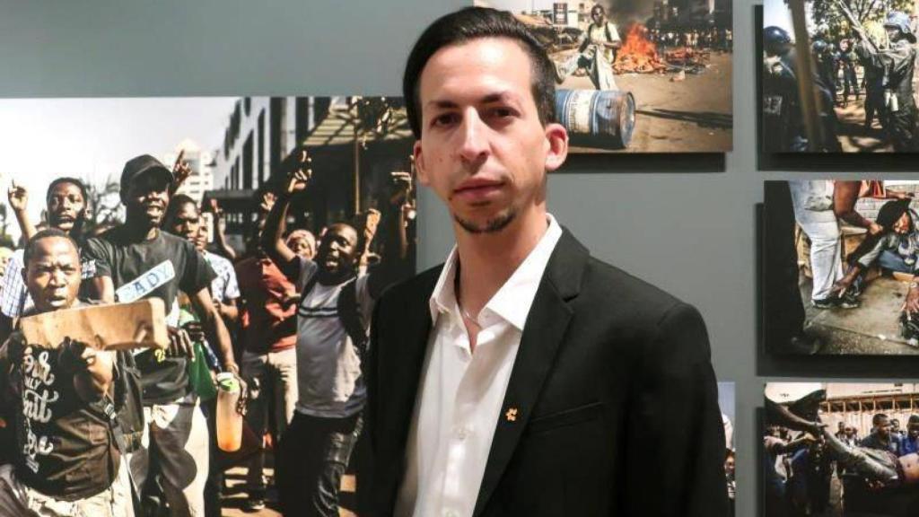 El reportero gráfico Luis Tato, este martes, tras ser galardonado en el Concurso Internacional de Fotoperiodismo Andréi Stenin, por sus fotografías en las primeras elecciones celebradas en Zimbambue el pasado 2018 sin Robert Mugabe. EFE/Céline Aemisegger