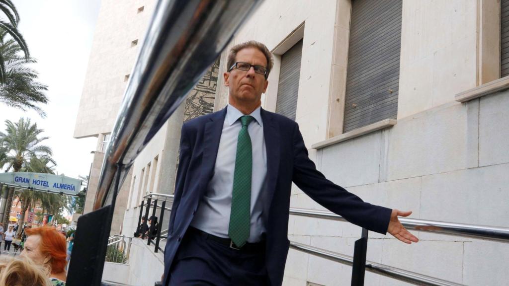 Esteban Hernández Thiel a su salida de la Audiencia Provincial.
