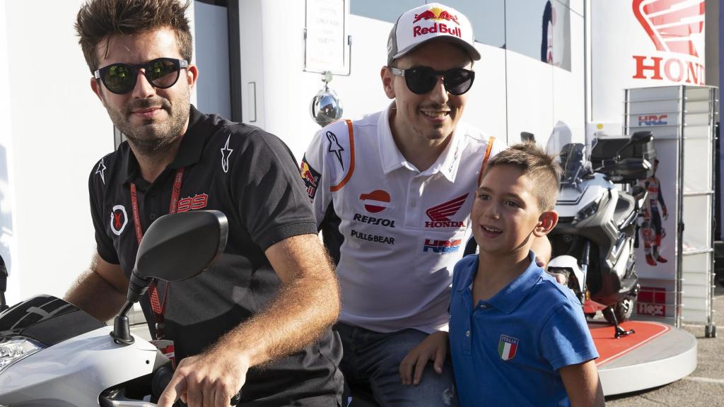 Jorge Lorenzo se fotografía junto a un joven aficionado, en Misano.