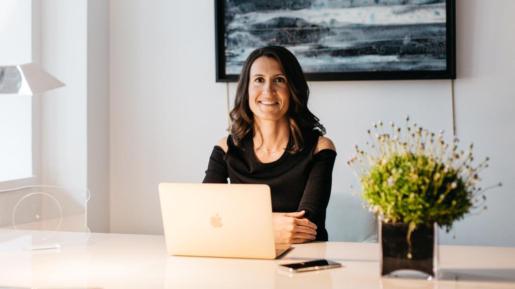 La oftalmóloga Paloma Carneros, en su clínica de Madrid.