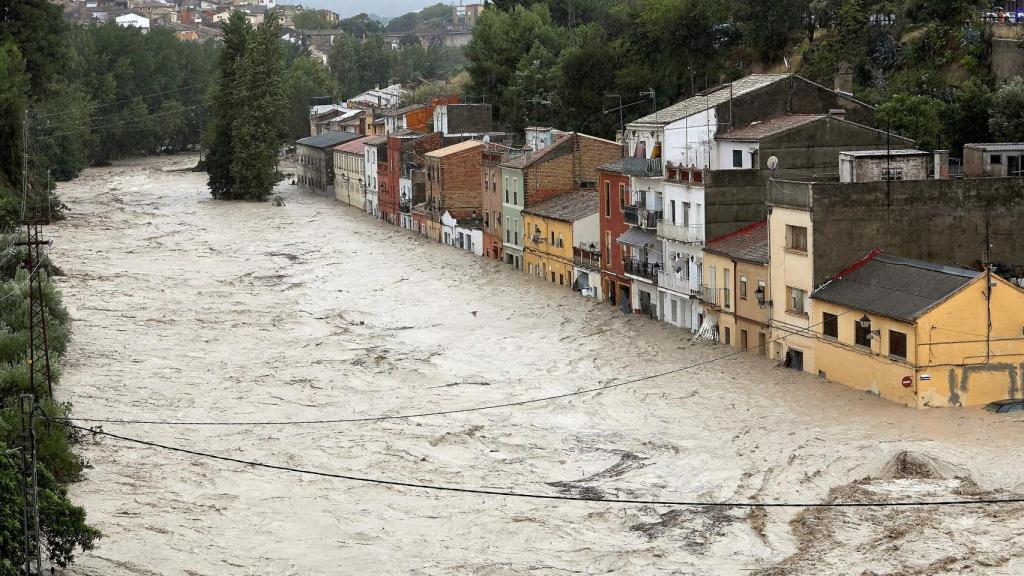 El río Clariano, desbordado a su paso por Onteniente (Valencia).