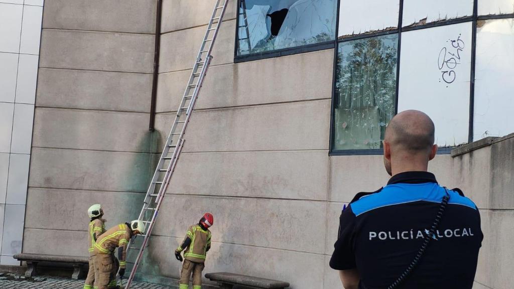 Bomberos retirando las lunas en Santa Margarita