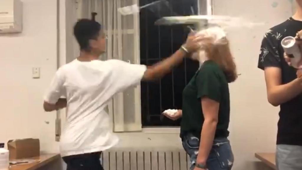 Un alumno le golpea a una compañera de Colegio Mayor con la mano llena de nata.