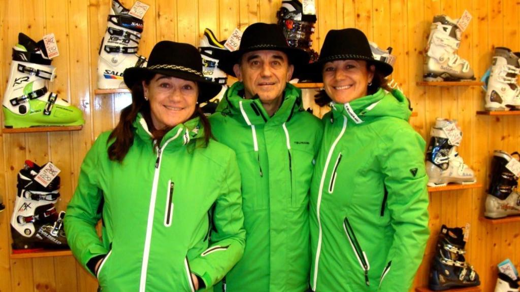 Los hermanos Fernández Ochoa con prendas de una de las tiendas de ropa que tenían. Blanca, a la izquierda.