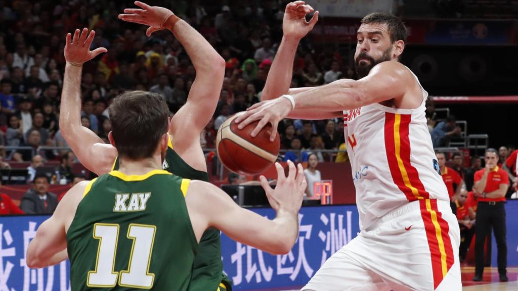 Marc Gasol roba un balón ante dos jugadores australianos