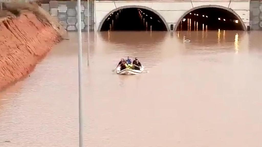 Los equipos de rescate trabajando en la Ap7.
