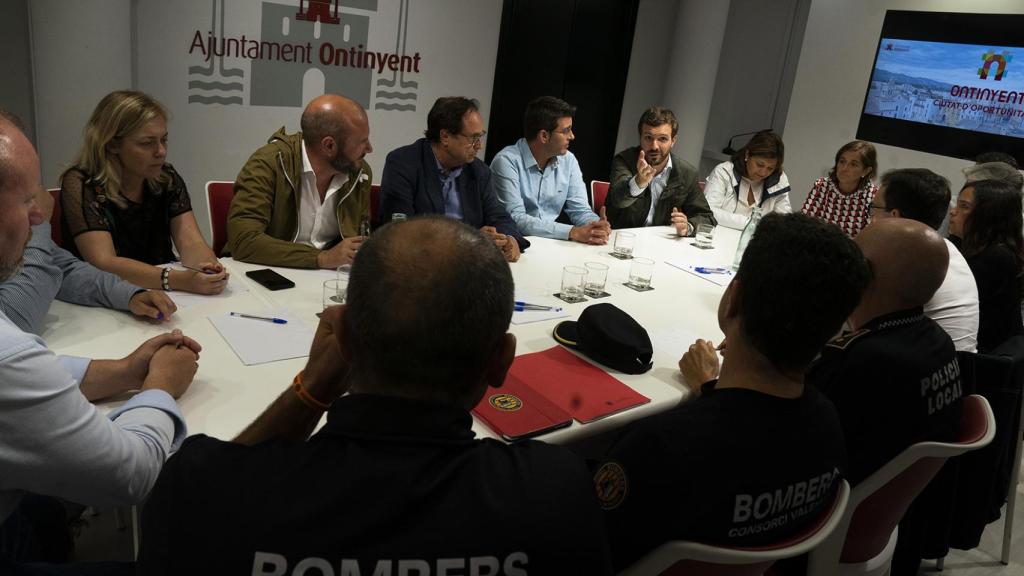 Pablo Casado visita Onteniente (Valencia) tras el paso de la DANA.