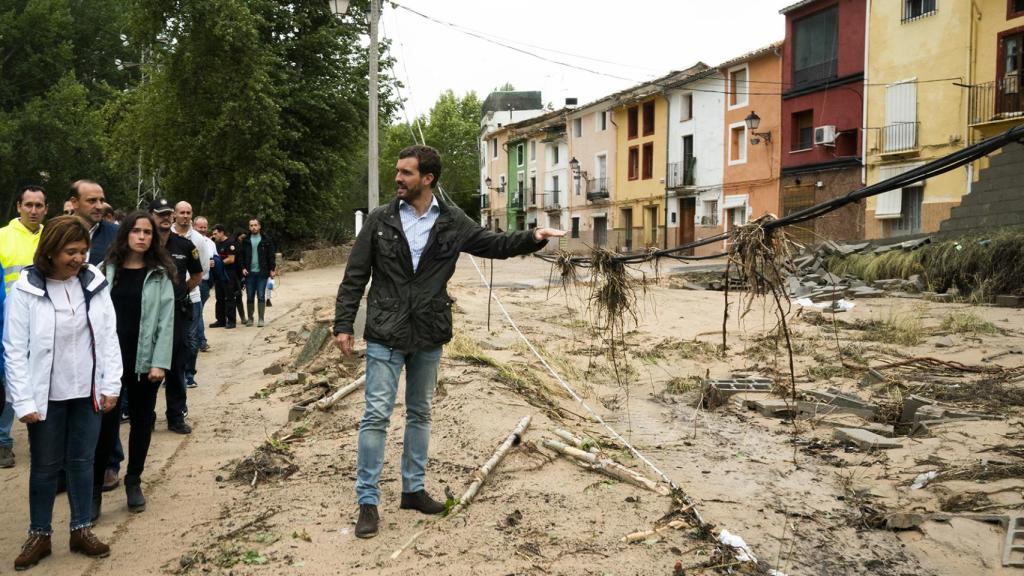 Pablo Casado visita Onteniente (Valencia) tras el paso de la DANA.