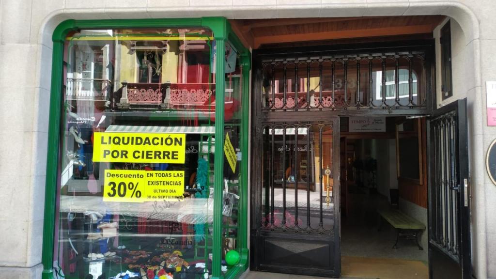 Cierra La Camelia tras casi 70 años vendiendo ropa de baile en A Coruña