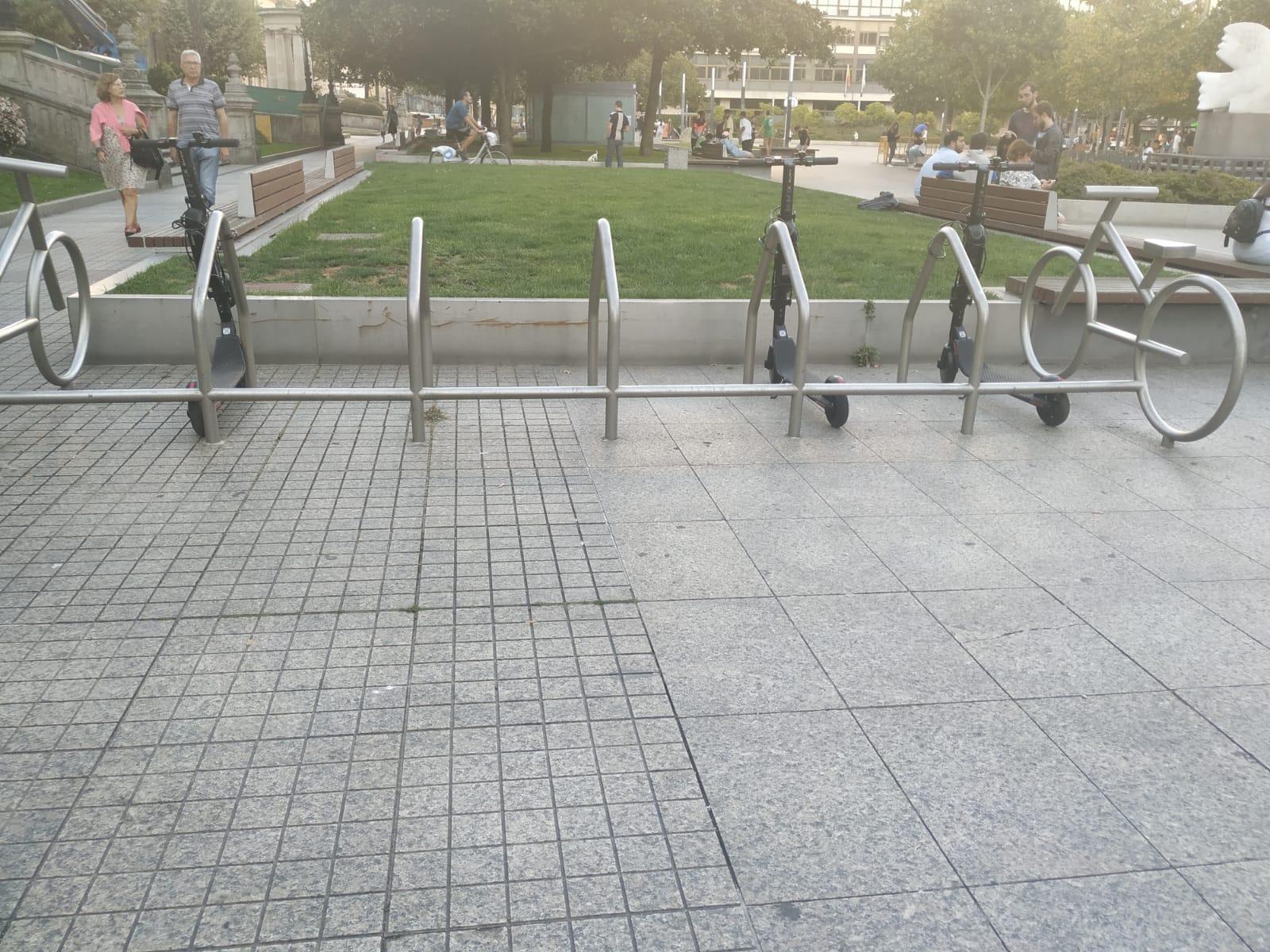 Patinetes Buny en la plaza de Pontevedra