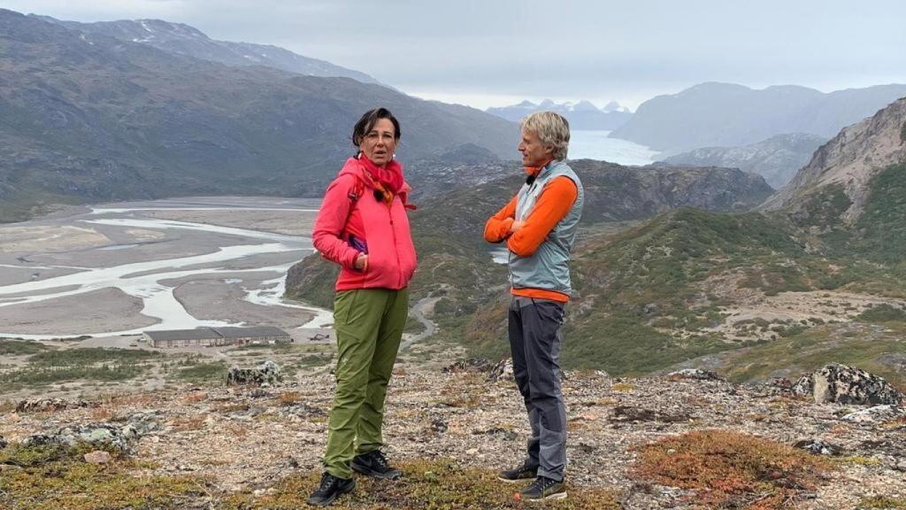 Ana Botín junto a Jesús Calleja durante el programa que se emitirá en Cuatro.
