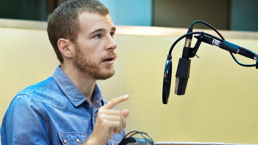 Álvaro Cervantes interpretando a Carlos I en 'Carlos de Gante'