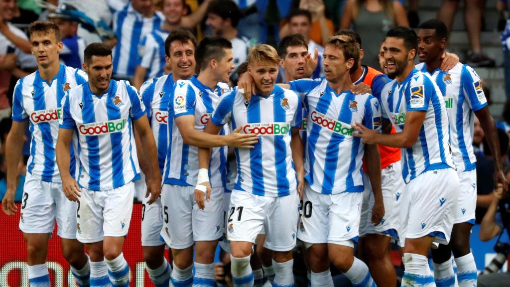 Los jugadores de la Real Sociedad celebran el primer gol del partido
