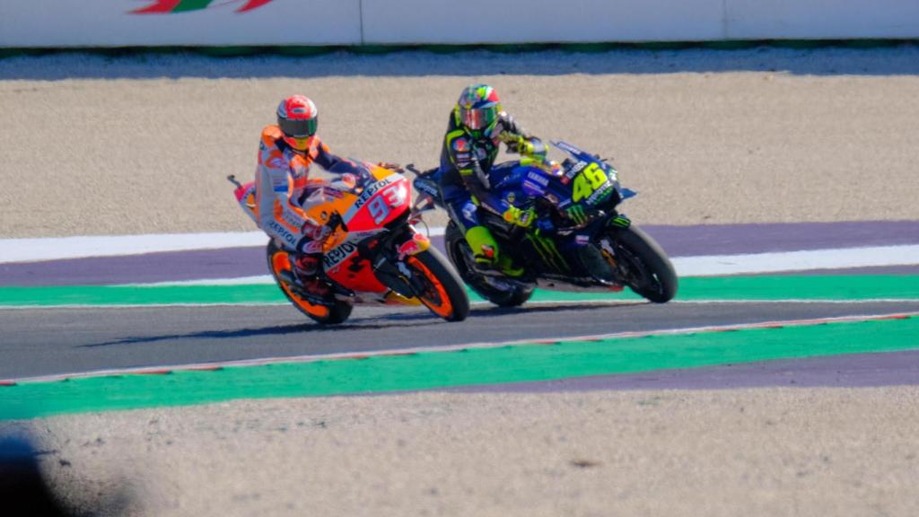 Marc Márquez y Valentino Rossi, durante la acción en la curva 14 del circuito de Misano.