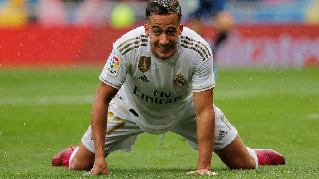 Lucas Vázquez levantándose del césped