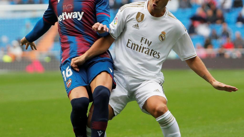 Eden Hazard intenta robar el balón a Ruben Rochina