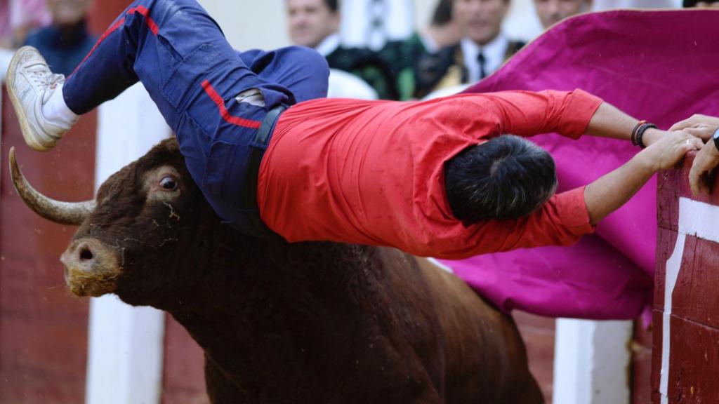 Momento de la cogida del segundo toro de la tarde.