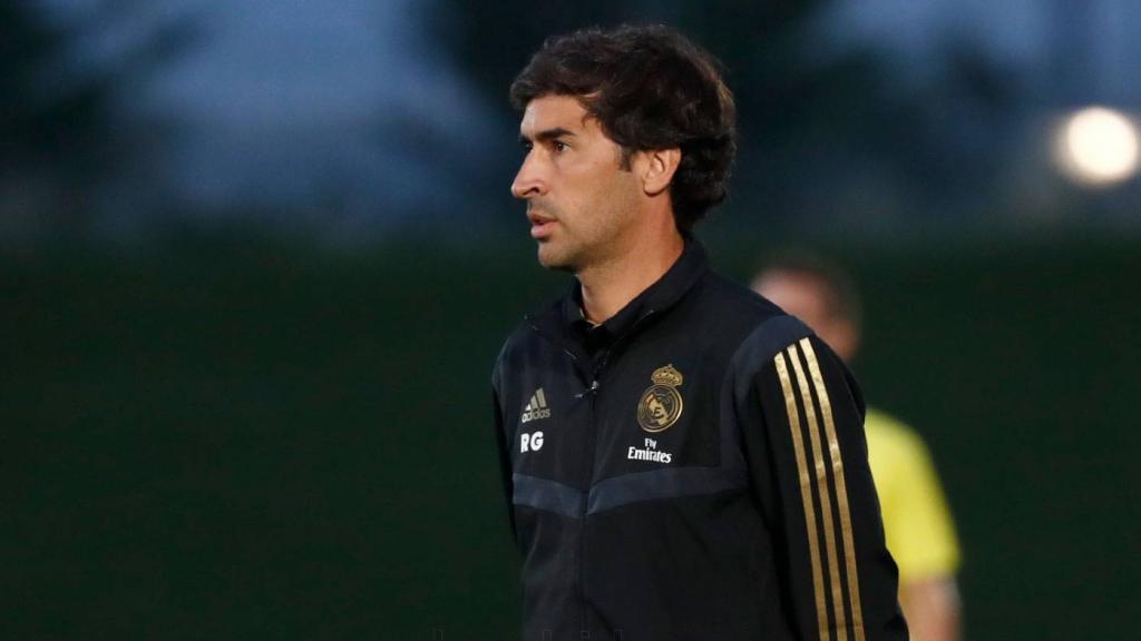 Raúl González en la banda con el Real Madrid Castilla.